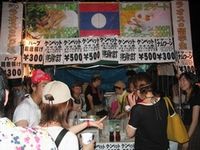 麻布十番納涼祭り・国際バザールの様子を写した写真です